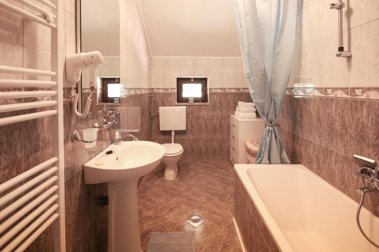 Apartments Sweet Home โอโทชาส ภายนอก รูปภาพ