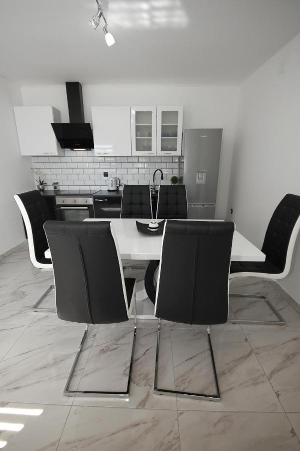 Apartments Sweet Home โอโทชาส ภายนอก รูปภาพ